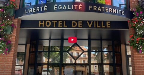 Capture d'écran d'un écran d'attente Youtube avec la façade de l'Hôtel de ville de Cugnaux sur laquelle est écrit "liberté, égalité, fraternité"