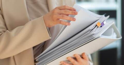 Buste d'une personne portant des dossiers