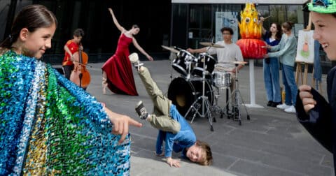 Adolescents et enfants qui font de la musique, du dessin, de la danse, du théâtre
