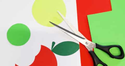 papier coloré et ciseaux